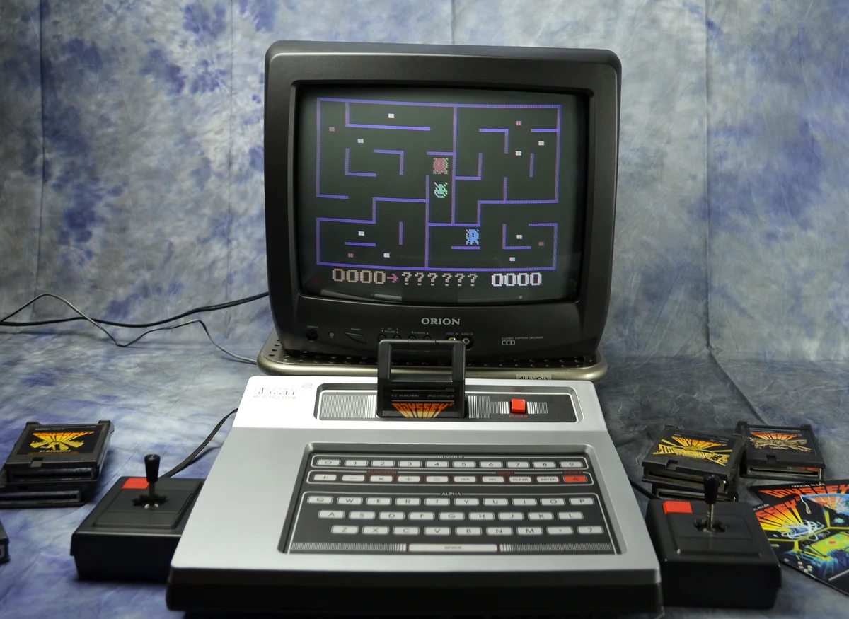 Приставка 1 канал. Игровая приставка Magnavox Odyssey. Magnavox Odyssey первая игровая приставка. Magnavox Odyssey 1972. Magnavox Odyssey игры.