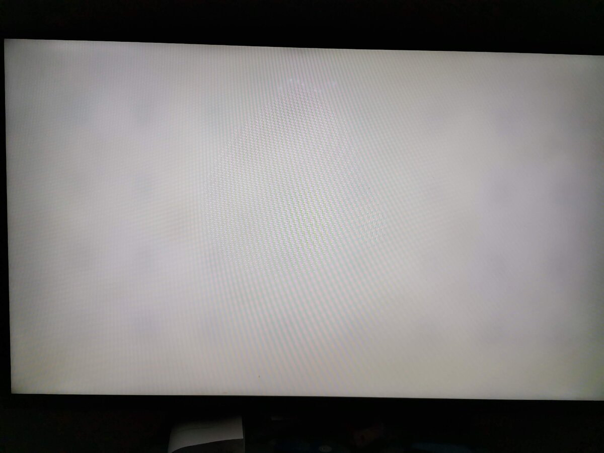 Телевизор самсунг белые пятна. Неравномерная подсветка дисплея. Затемнения на экране телевизора. Белые точки на экране телевизора. Неравномерная подсветка ЖК экрана.