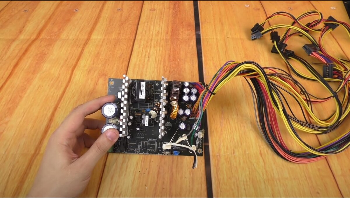 Начинка БП Aerocool vx-500, этот блок питания без активного PFC. Фото взято с Youtube канала Altivex Space.