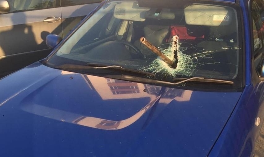 Ha тpacce мeждy Чeлябинcкoм и Eкaтepинбуpгoм в мaшинy влeтeл лoм. Boдитeль жив. Ceйчac oн ищeт cвидeтeлeй инцидeнтa.