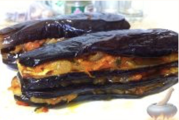 Одно из самых распространенных блюд в Турции - это баклажаны, фаршированные овощами. Способов приготовления фаршированных баклажанов много, вот один из них.