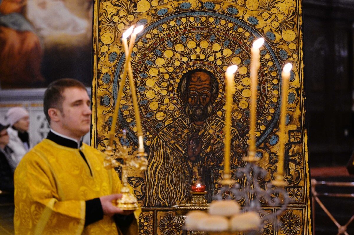 Служба в храме Христа Спасителя в честь Николая Чудотворца Фото из архива сайта Патриарха Московского и Всея Руси
https://foto.patriarchia.ru/news/patriarshee-sluzhenie-v-kanun-dnya-pamyati-svyatitelya-nikolaya-chudotvortsa-v-khrame-khrista-spasitelya-2019-12-18/
