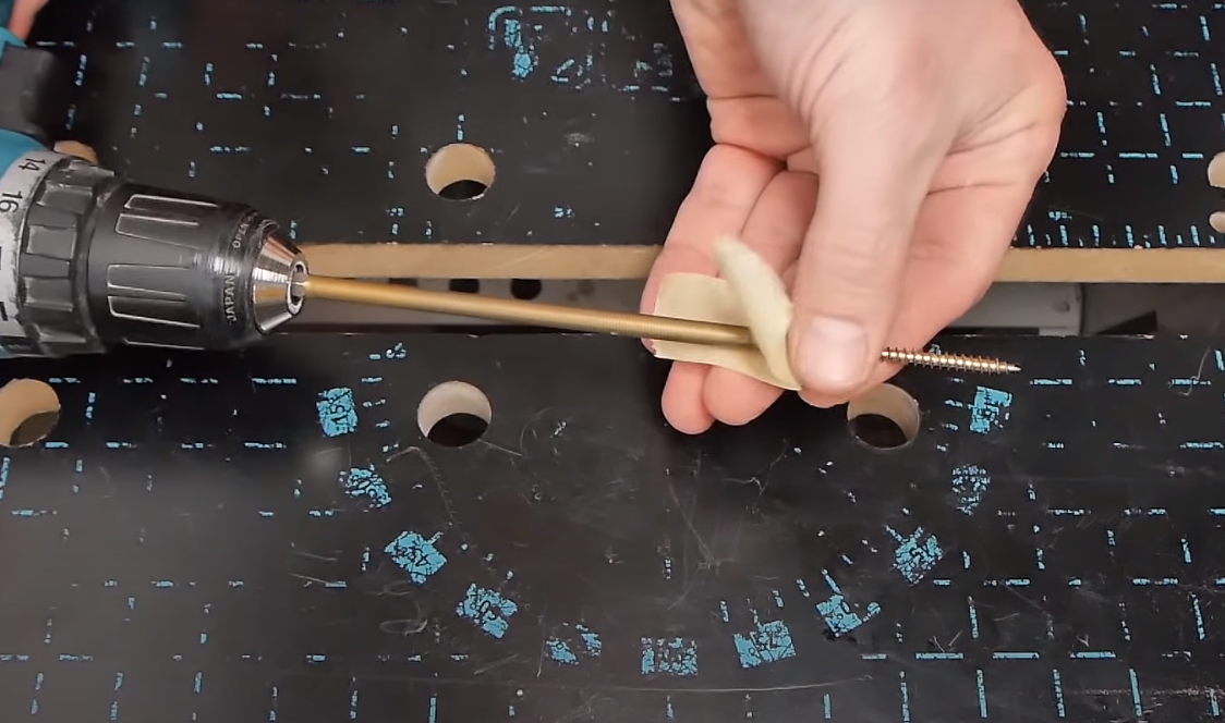 Теперь шуруп будет держаться крепко и не упадёт