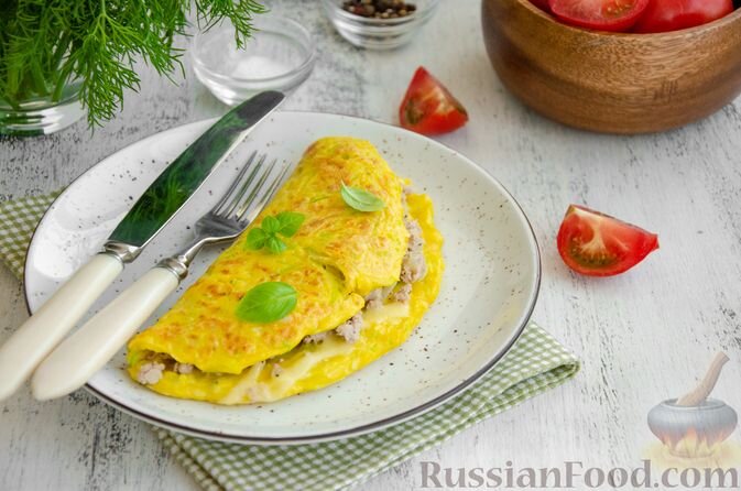 кабачки, фарш мясной, сыр твёрдый, лук репчатый, сметана, яйца, мука, чеснок, соль, перец чёрный молотый, масло растительное