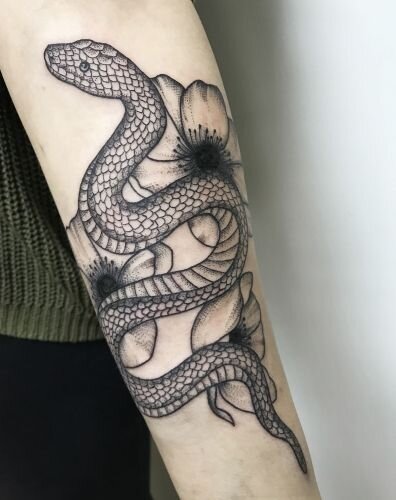Татуировка змеи на руке обвивает руку: символика и особенности
