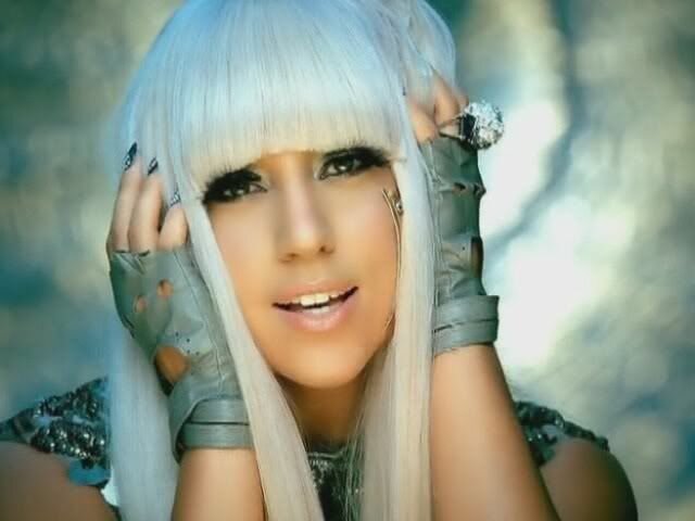 Леди Гага в кадре из клипа Poker Face (2008)
