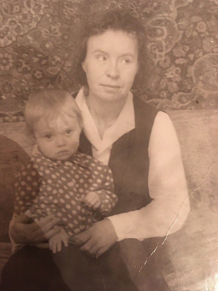 Мама со мной на руках -  1976 год мне 1 год