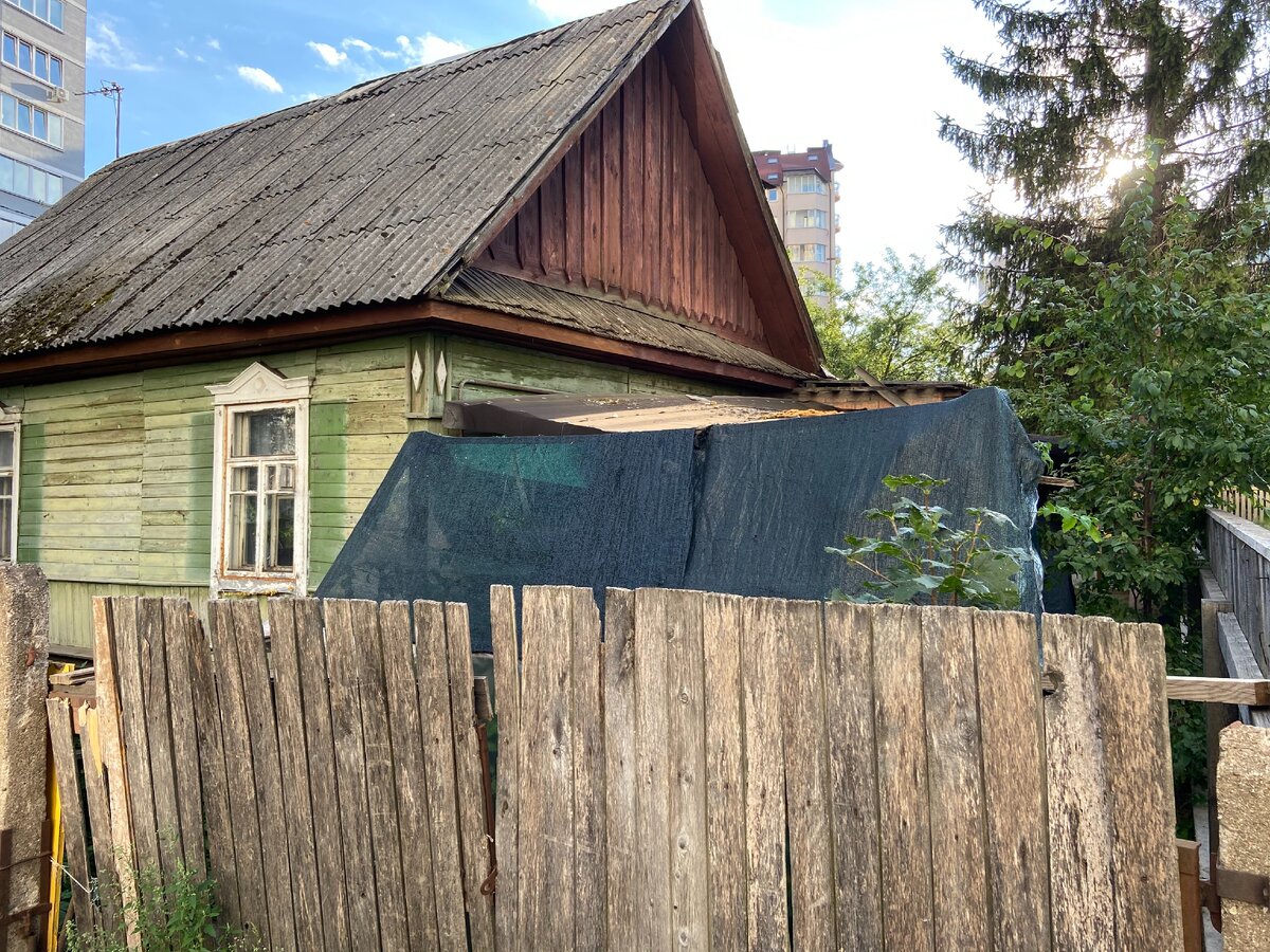 Нашёл в Беларуси дом, запертый в центре столицы между тремя высотками. Показываю, как там живут люди