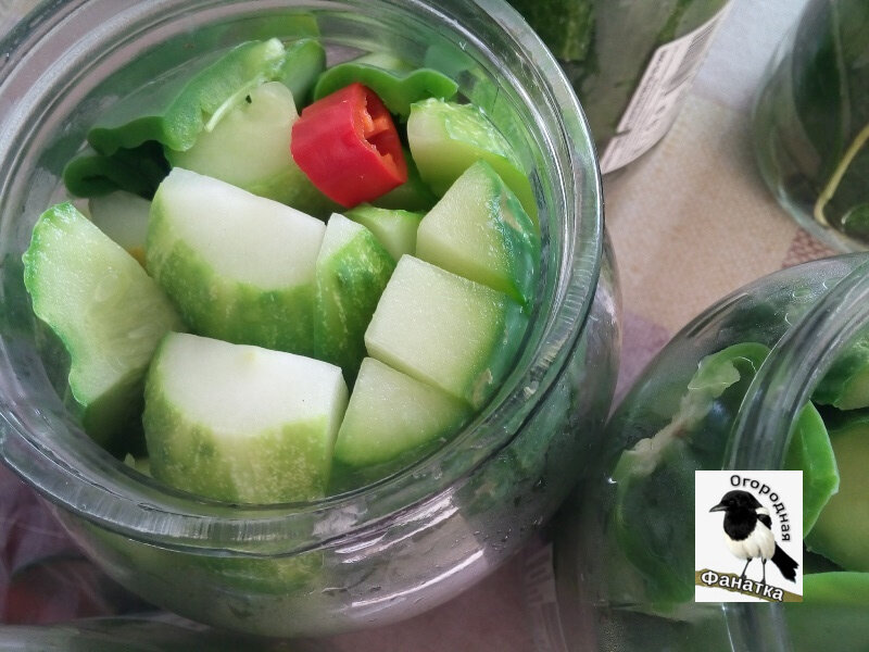 В банку нарезанные вертикальными дольками огурцы укладываются гораздо компактнее, чем целые