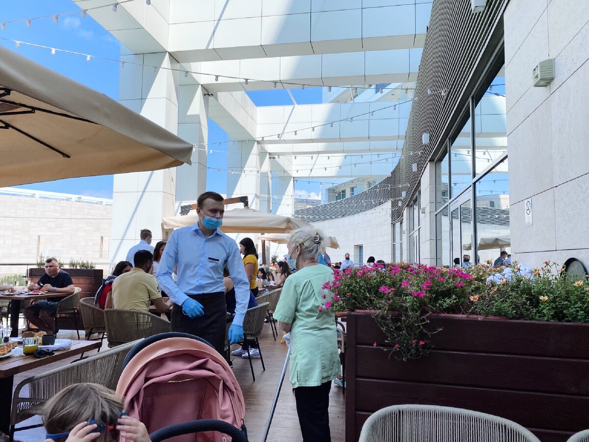 Сотрудники в масках и перчатках, но гости — нет