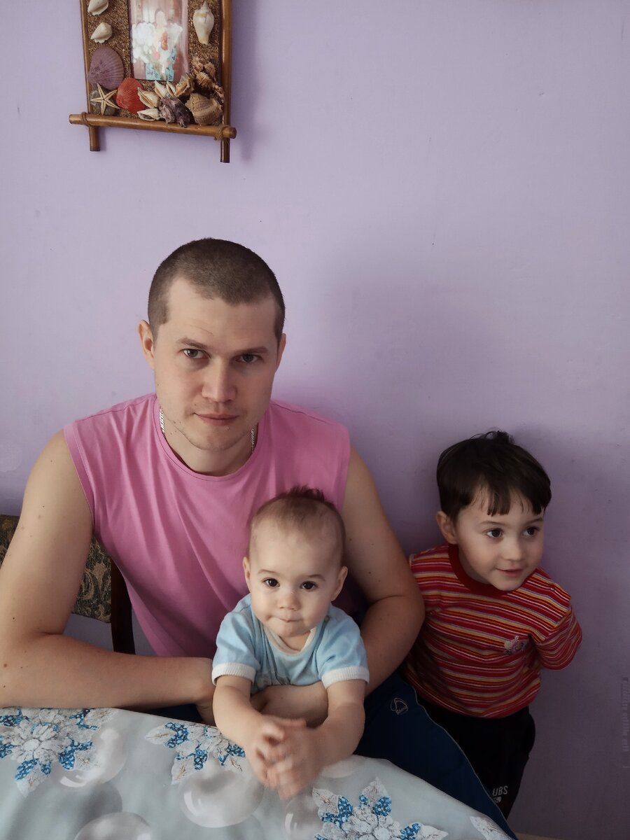 Обычные семейные будни: сидим на кухне и ждём от папы обеда))