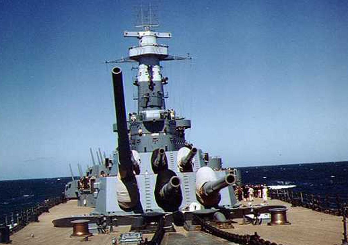 Башни главного калибра с 406-мм/45 орудиями Mk6 линейного корабля ВВ-55 «Норт Kэролайн», 27 августа 1941 года 