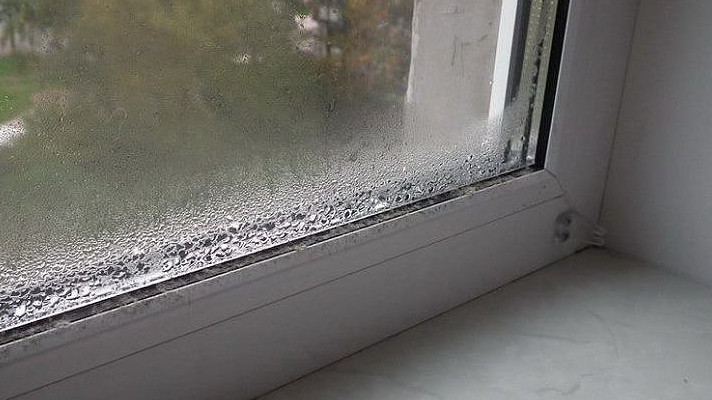 В чем причина появления конденсата на окнах и как от него избавится