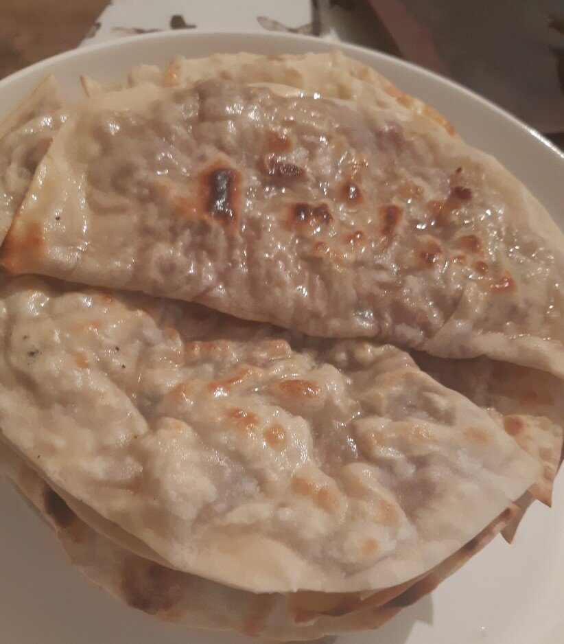 Қамыр: Ұн(Мука) -400 грамм
Тұз (соль)- 1 шәй қасық
Жылы су( вода теплая)-250 грамм
Күнбағыс майы- 2 үлкен қасық

Салындысы (қосындысы)
Ішіне өз ұнаған қосындыны қосуға болады, тартылған ет, аскөк өз ыңғайларынызға қарай


Дайындау тәсілі:
 	Ең бірінші қамыр дайындаймыз. Ұнды алып ішіне тұз, күнбағыс майын қосып жылы сумен илейміз. Дайын қамырды 15-20 минутқа жауып қоя тұрамыз. Қамыр дайын болғанша қосындысын дайындаймыз (Қосынды өз ыңғайынызға қарай). Дайын қамырды алып кишкентай болшектерге бөліп жайып (суреттегідей) ішіне қосындыны салып шеттерін жабыстырамыз. Дайын болғасын табаны отқа қойып майсыз екі жағынан қызартып пісіреміз. Дайын болған тағамға ыстық кезінде сары май жағып отырамыз. Тағам дайын. Астарыныз дәмді болсын!!!!!!!!!!!!!!!!!!