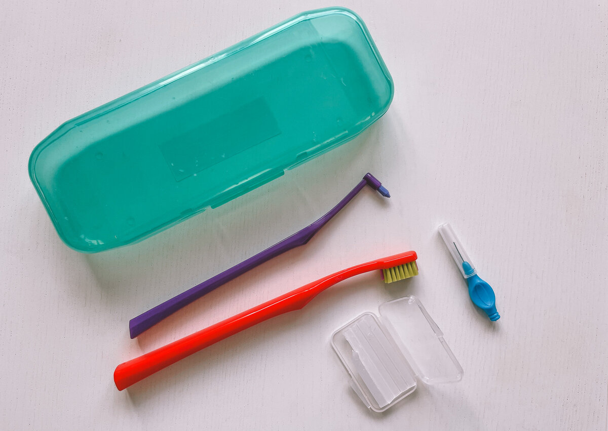 Набор, который дал врач. Беленькая коробочка непонятно с чем — это воск. А еще есть маленький ершик-зубочистка и две специальные щетки, которыми я не пользуюсь