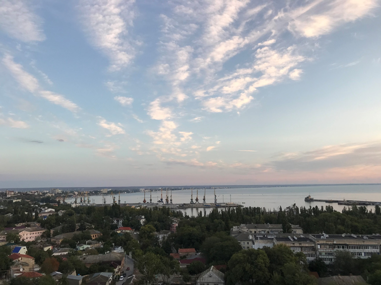 Вид с горы Митридат  на порт Феодосии и город. Рассвет.