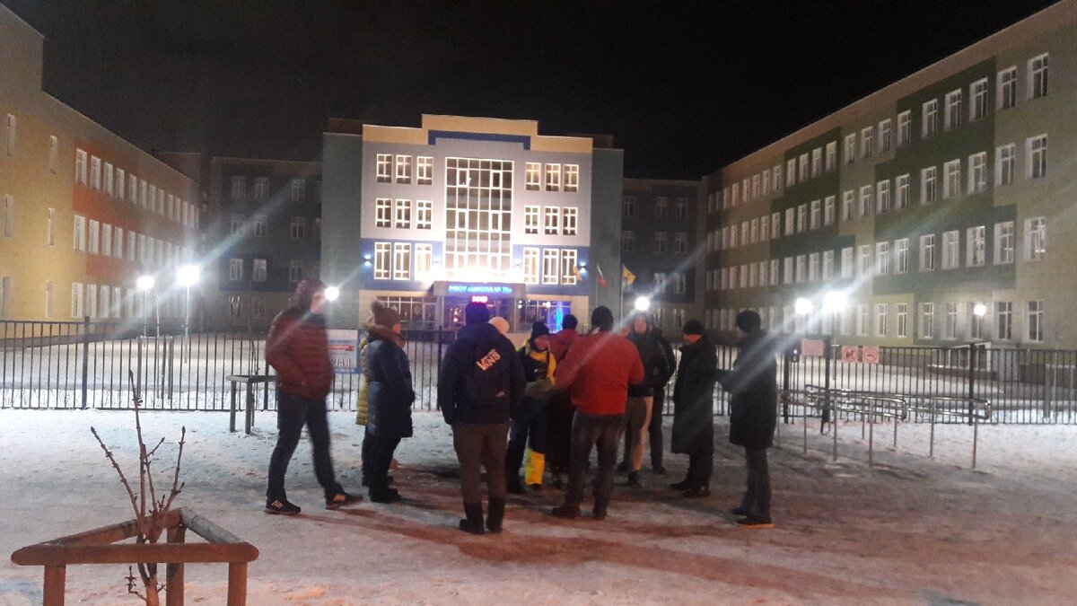 Очередь в школу московская область. Очередь у забора. 102 школа воронеж. Очередь в школу московская область. Родители во владивостоке фото.