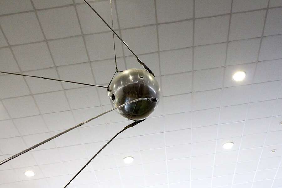 День космонавтики первый спутник. Первый Спутник земли в музее космонавтики. Спутникb в музее космонавтики в Калуге. Музей спутников Калуга. Arirang-1 Спутник.
