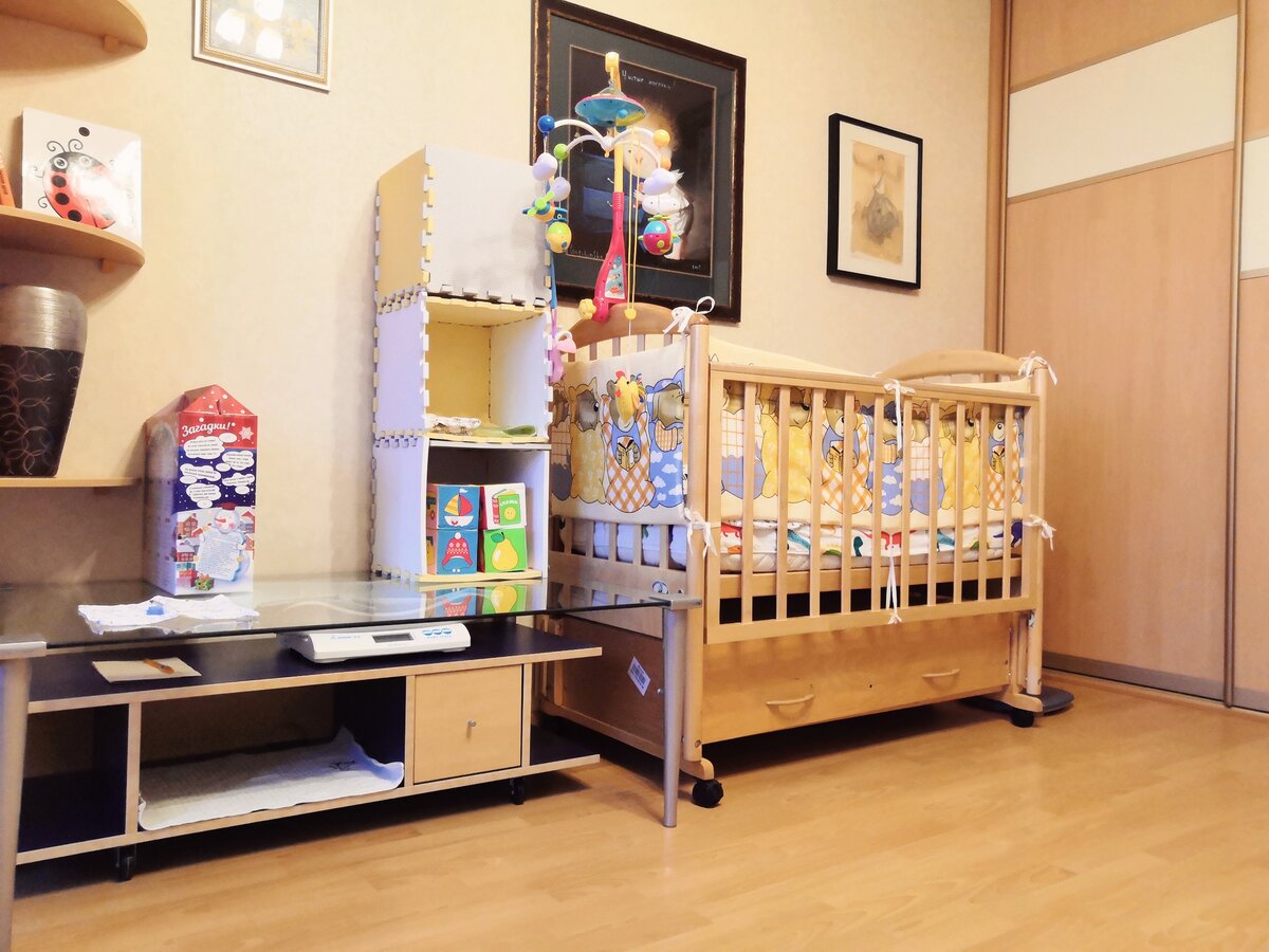 Два ящика используем в качестве полок для игрушек и детских вещей. Третий (верхний) наполняем пластиковыми крышками, которые потом сдадим на переработку.