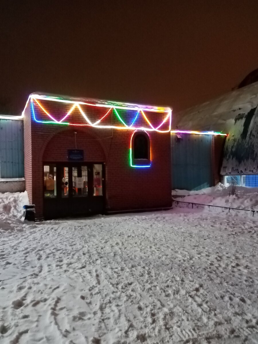 Наша спортивная школа-к праздникам красиво украсили вход.