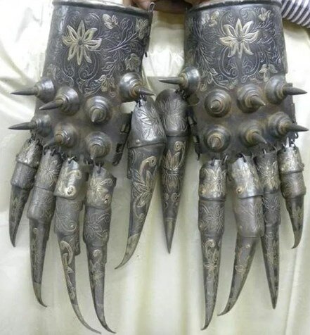 Средневековые "боксерские перчатки" 