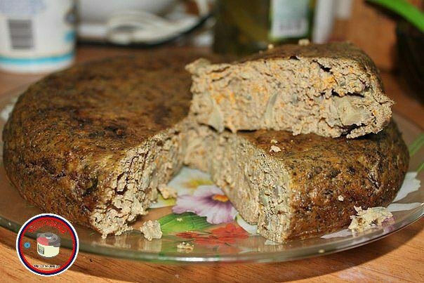 ​​​ПЕЧЁНОЧНЫЙ ПИРОГ 
Ингредиенты:
 Куриная печень - 500 гр
 Яйца - 2-3 шт
 Луковица - 2 шт 
 Большая морковь - 1 шт
 Соль - по вкусу
 Перец - по вкусу
 Мука - 2-3 ст. л.
 Шампиньоны - 200 гр.

Приготовление:
 Печень перемалываем на мясорубке. Луковицу мелко нарезаем. Морковь натираем на тёрке и обжариваем с луком. Шампиньоны нарезаем и обжариваем. Все перемешиваем и выливаем в смазанную чашу мультиварки. Включаем выпечка 50 минут + перевернуть и еще на 20 минут.

Приятного аппетита!