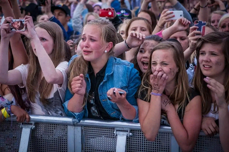 Фанаты попсы.