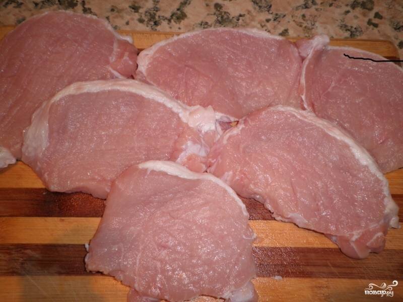 Свинину нарезать на куски и отбить.