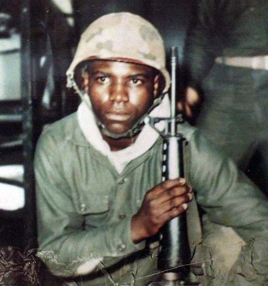 Фотография Дэна в казарме.