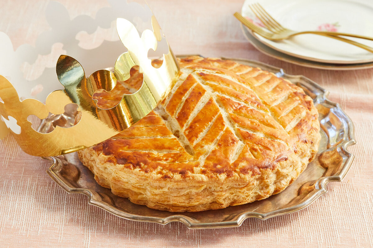 Ты найдешь миндаль? В моем рецепте Galette des Rois, также известном как King Cake, есть слоеное слоеное тесто с маслянистой начинкой, наполненное богатым сладким домашним франжипаном.