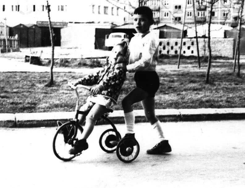 Вид на двор из подъезда. Фото из личного архива.