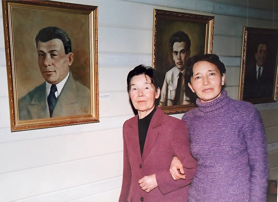 Музей Тухвата Янаби в деревне Енебей-Урсаево Миякинского района.
Портрет Тухвата Янаби работы художника Рифа Абдуллина. 
Племянница Тухфата Янаби Галия  Хафизова (балерина, жена композитора Шамиля Колбарисова)  с дочерью Айсылыу