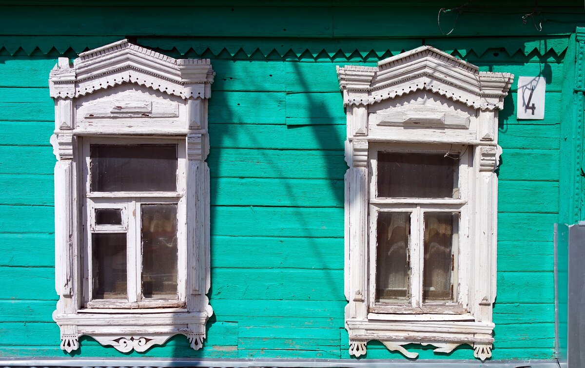 Пластиковые окна в старый деревянный дом. Старые наличники на окна. Дом с бирюзовыми наличниками. Наличники 18 века. Наличники Московской области.