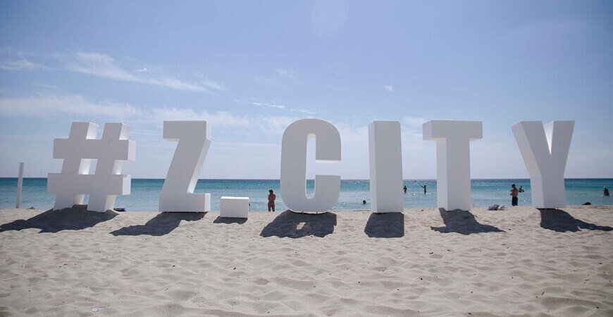 Добро пожаловать в Z-city. Это уже не то место, сюда не едут десятки тысяч человек со всего мира. От былого величия остались лишь декорации, но когда находишься тут чувствуешь дух того грандиозного фестиваля, атмосфера РЭЙВА еще где то витает тут когда из местных небольших пляжных баров играет электронная музыка.