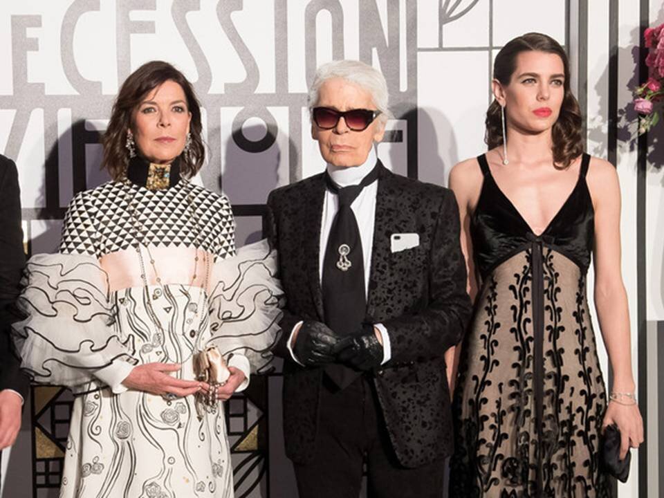 Шарлотта Казираги с мамой и Карлом Лагерфельдом . Источник:https://www.google.com/