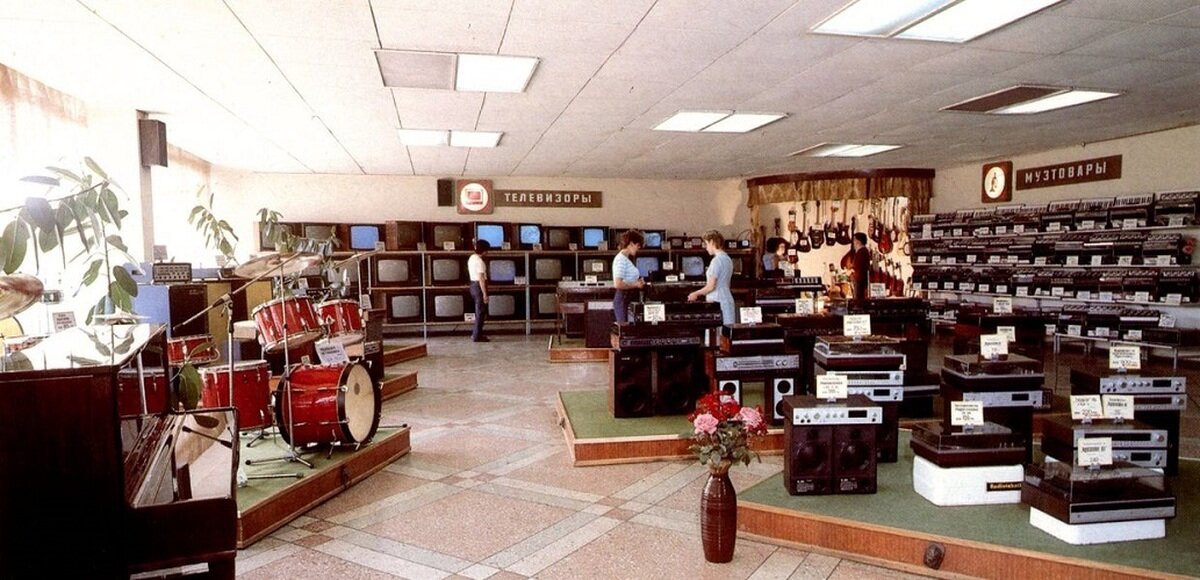 Про такие магазины как на фото слагали легенды и мифы, ходили слухи, что они существовали а Москве. Помню мама даже ездила в Москву, чтобы хоть что-то купить, деньги уже можно было солить в банках. Привезла мне оттуда бананы и жвачку. Мне было 8 лет, я их тогда попробовал впервые.