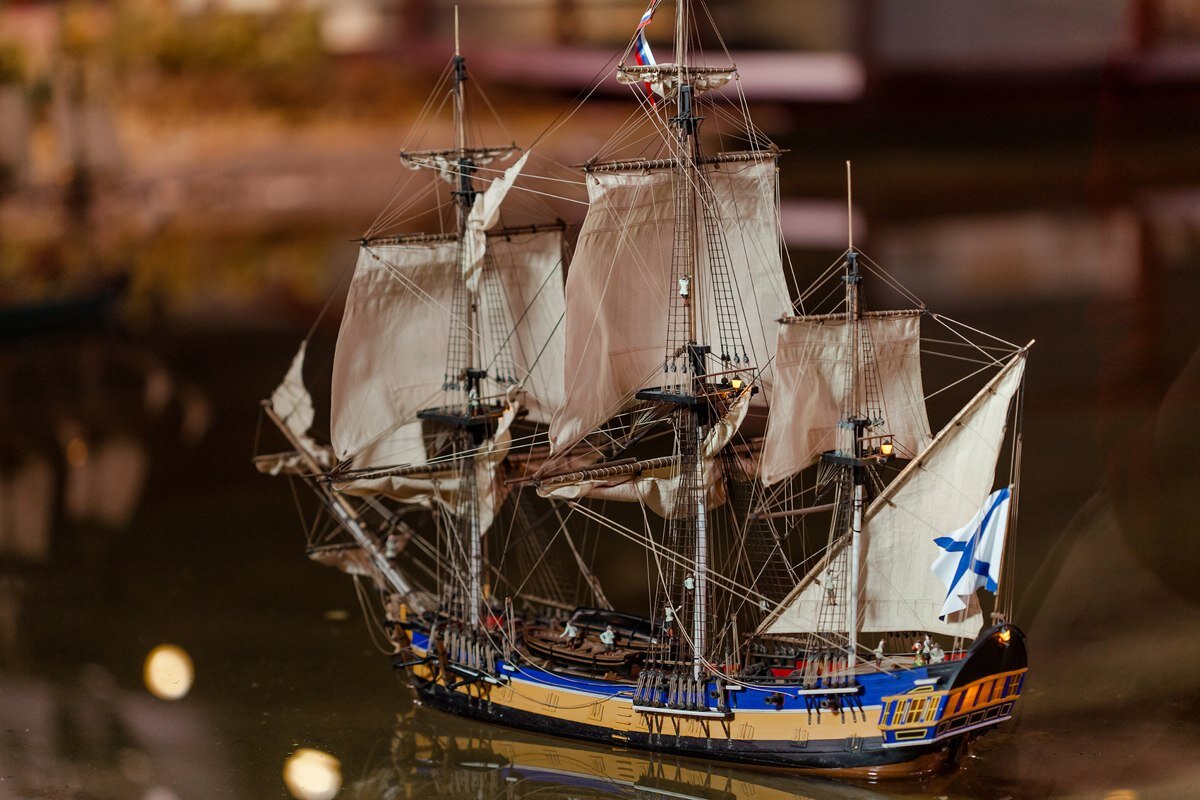 Говорят, эти парусники - настоящие, только ма-а-а-а-аленькие...