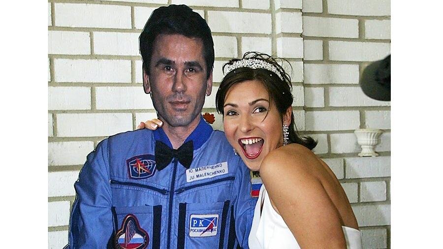 Фото Е. Дмитриенко со сделанной в полный рост фанерной копией Ю. Маленченко. http://chugunka10.net/forum/showpost.php?p=107995&postcount=8256 


