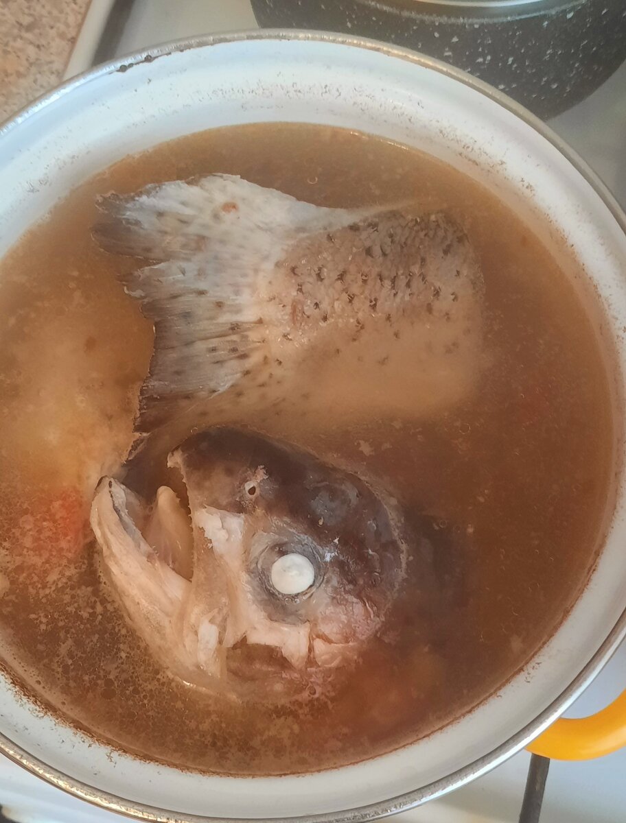 После варки голову и хвост очищаем от костей и лишнего