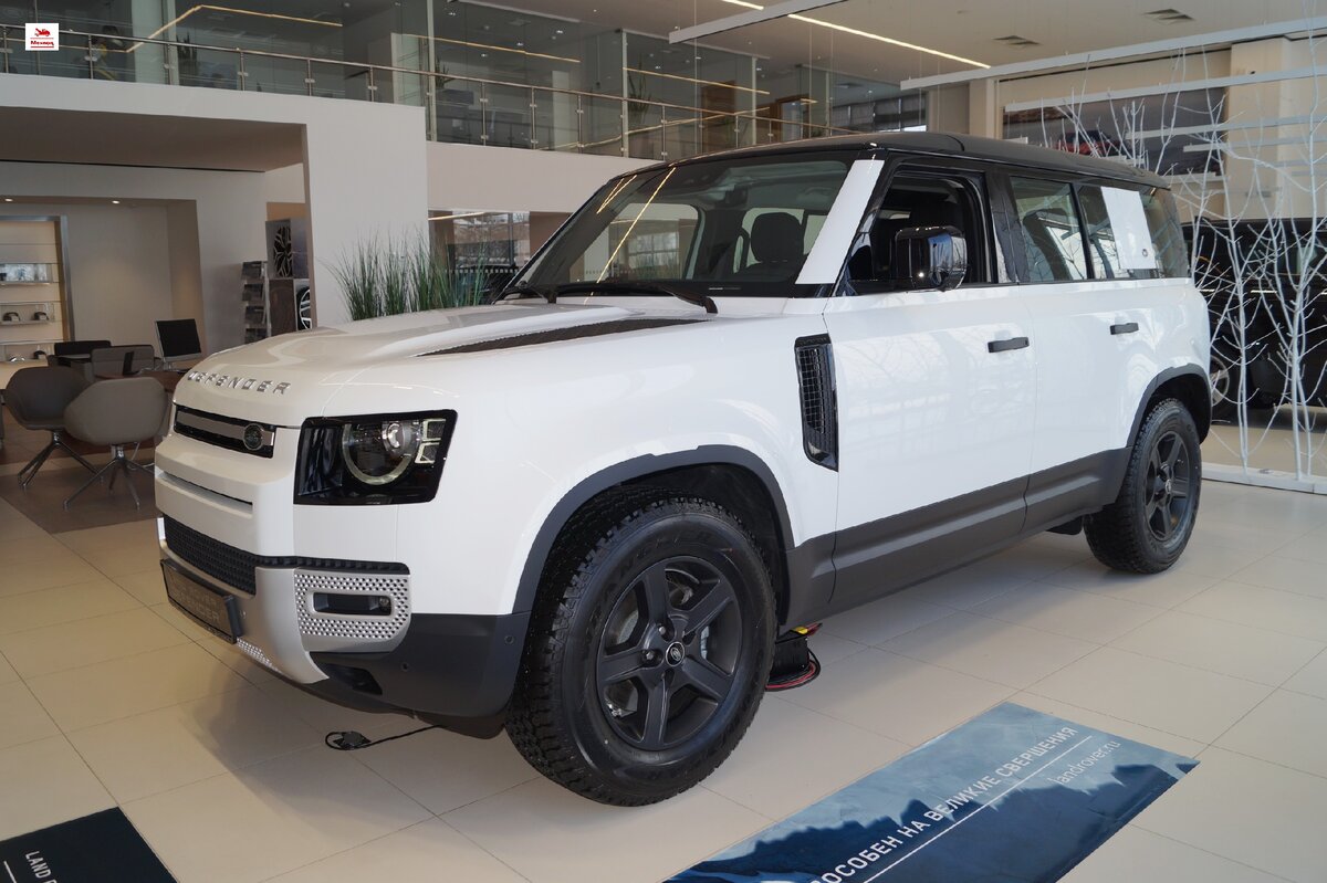 Автомобиль Defender 110, выставленный в шоу руме автосалона