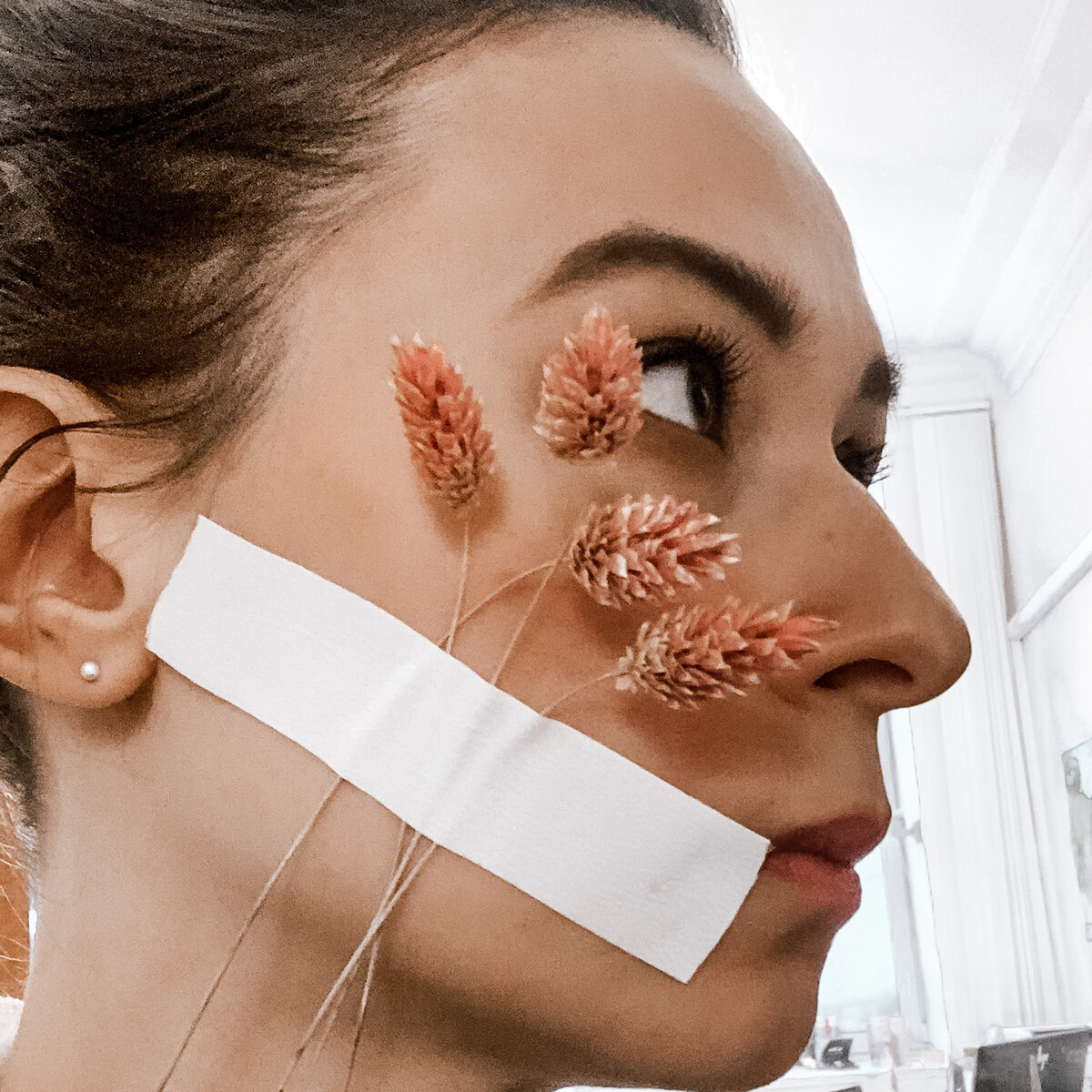 белый цвет пластырю придает оксид цинка, но важнее то, что он уменьшает раздражение