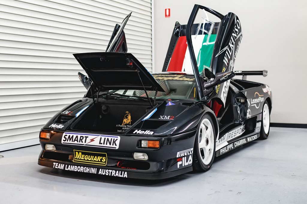 На фотографиях запечатлен редкий Lamborghini Diablo SV-R 1996 года, который в данный момент продается в Австралии на онлайн-аукционе портала «Trading Garage». В свое время Diablo SV-R стал первым гоночным автомобилем итальянской марки, сошедшим с конвейера завода в Сант-Агата-Болоньезе. К слову, тираж данной модели составил всего 31 шт, при этом выставленный на торги экземпляр является 16-ым по счету. 