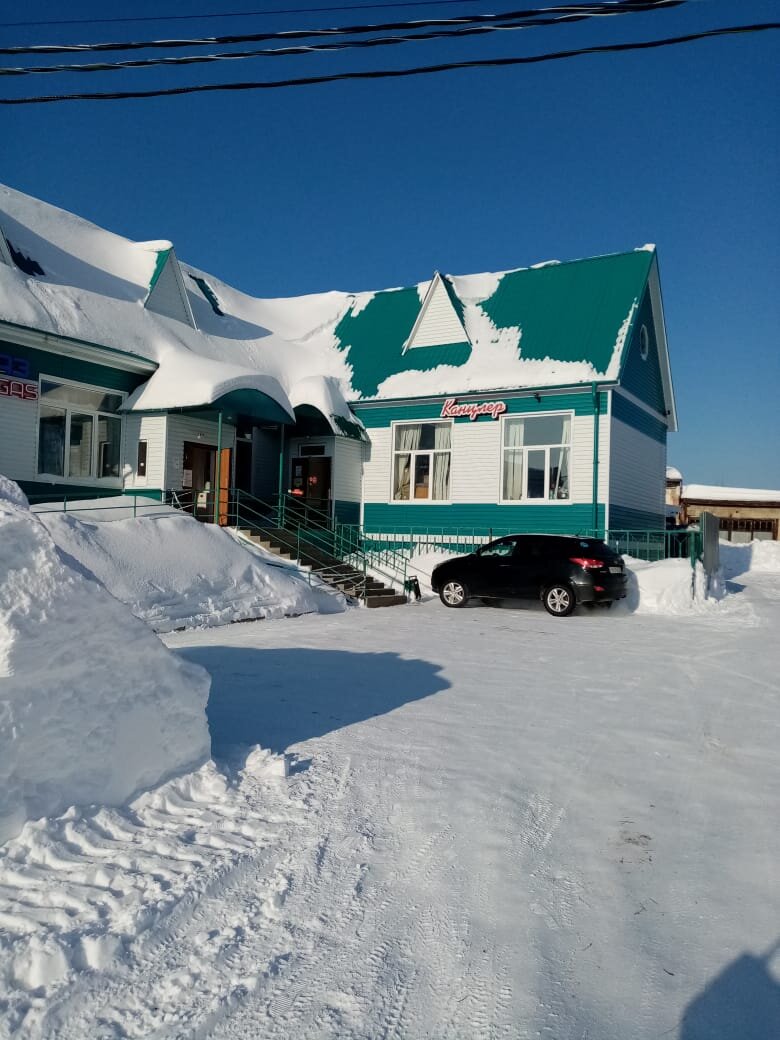 А вот в стороне и еще 2 магазина: Канцлер и Ежевика (ХМАО)