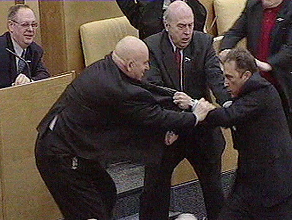 драка в парламенте. василий шандыбин драка. драка депутатов в саратовской думе. воюющие депутаты госдумы. василий шандыбин и жириновский.