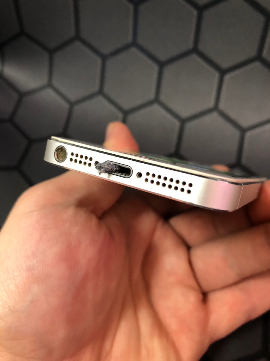 Разъем забивается разным мусором в кармане