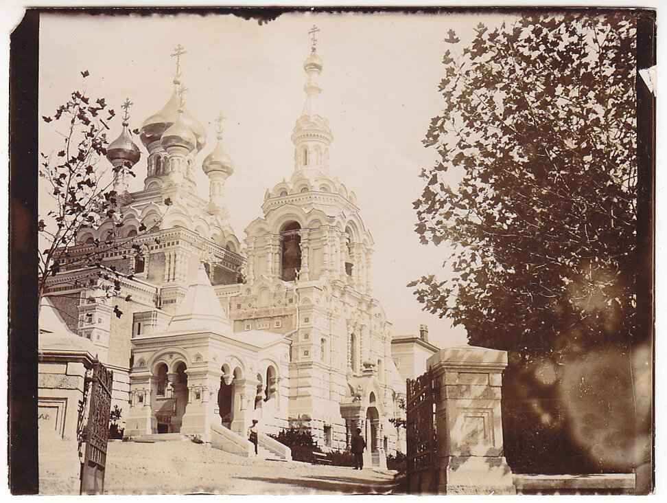 1 марта 1881 года  погиб от бомбы террориста российский император Александр II. Эта скорбная дата стала знаковой для всей России – в память о царе-мученике стали появляться храмы и Ялта не была исключением. В 2021 году мы отмечаем 130 лет со дня закладки первого камня в фундамент храма Александра Невского.