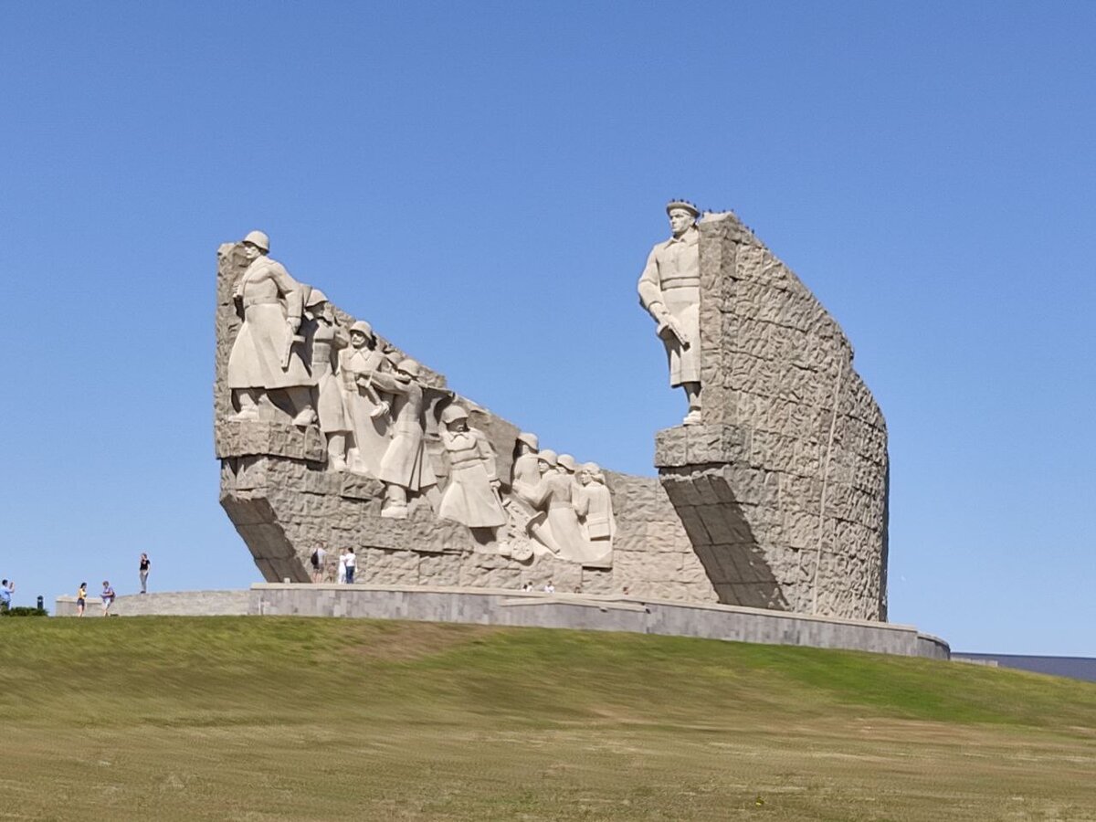 Вид на памятник с трассы