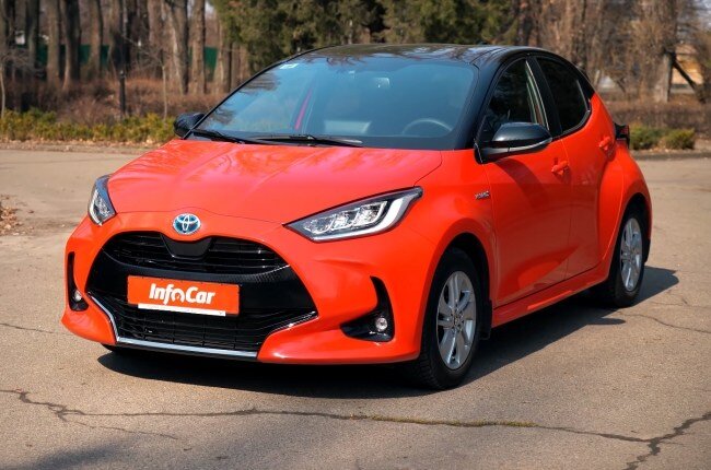 Toyota Yaris Hybrid вид спереди