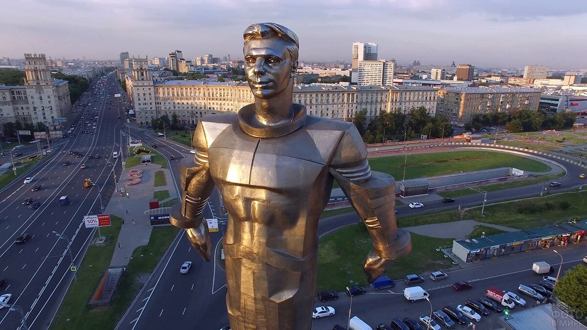 Памятник Юрию Гагарину помыли в Москве