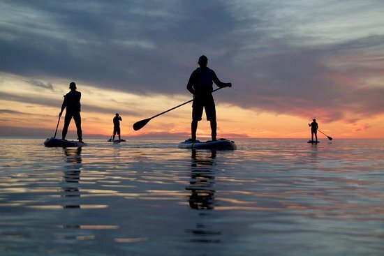 Открытая тихая вода - идеальное время для прогулки на сапах
